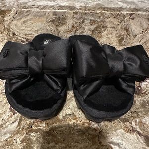 Woman’s UGG slip on slippers Sandler size 6 black Bailey Bow